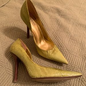 Green “snakeskin” pumps